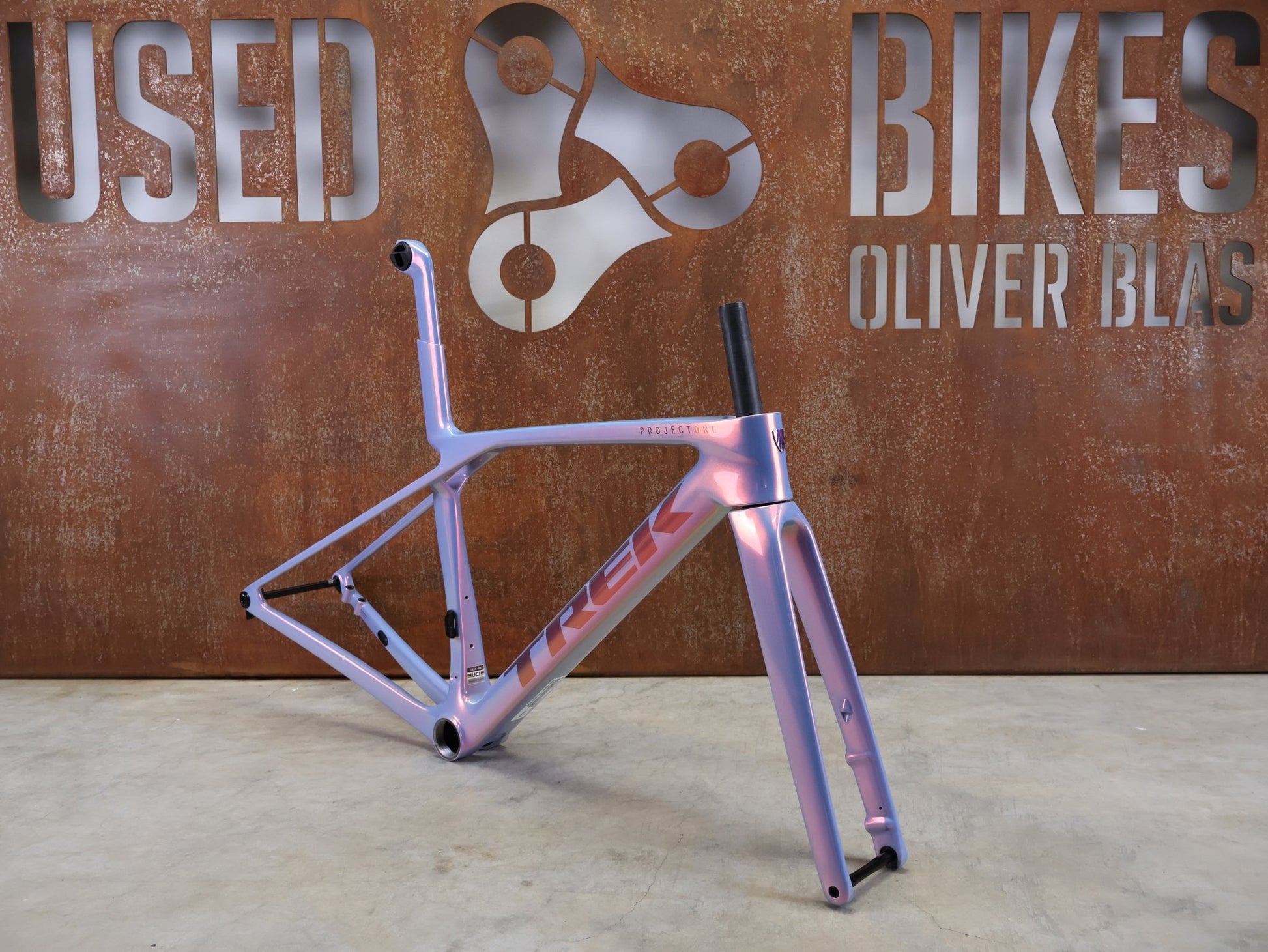 Rennradrahmen von Trek, TREK MADONE SLR GEN 8 CARBON DISC RAHMENSET ICON TÊTE DE LA COURSE XS vor USEDBIKES - OB.DE Hintergrund