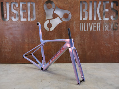 Rennradrahmen von Trek, TREK MADONE SLR GEN 8 CARBON DISC RAHMENSET ICON TÊTE DE LA COURSE XS vor USEDBIKES - OB.DE Hintergrund