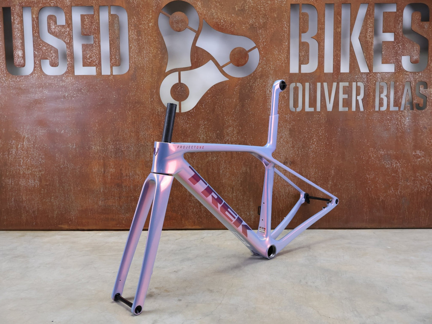 Rennradrahmen von Trek, TREK MADONE SLR GEN 8 CARBON DISC RAHMENSET ICON TÊTE DE LA COURSE XS vor USEDBIKES - OB.DE Hintergrund