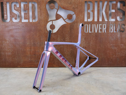 Rennradrahmen von Trek, TREK MADONE SLR GEN 8 CARBON DISC RAHMENSET ICON TÊTE DE LA COURSE XS vor USEDBIKES - OB.DE Hintergrund