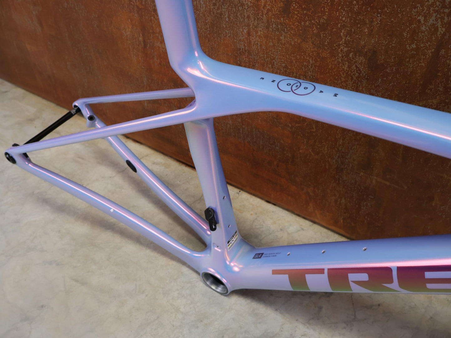 Rennradrahmen von Trek, TREK MADONE SLR GEN 8 CARBON DISC RAHMENSET ICON TÊTE DE LA COURSE XS vor USEDBIKES - OB.DE Hintergrund