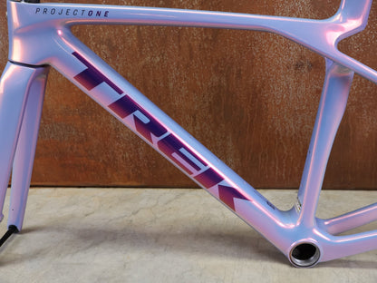 Rennradrahmen von Trek, TREK MADONE SLR GEN 8 CARBON DISC RAHMENSET ICON TÊTE DE LA COURSE XS vor USEDBIKES - OB.DE Hintergrund