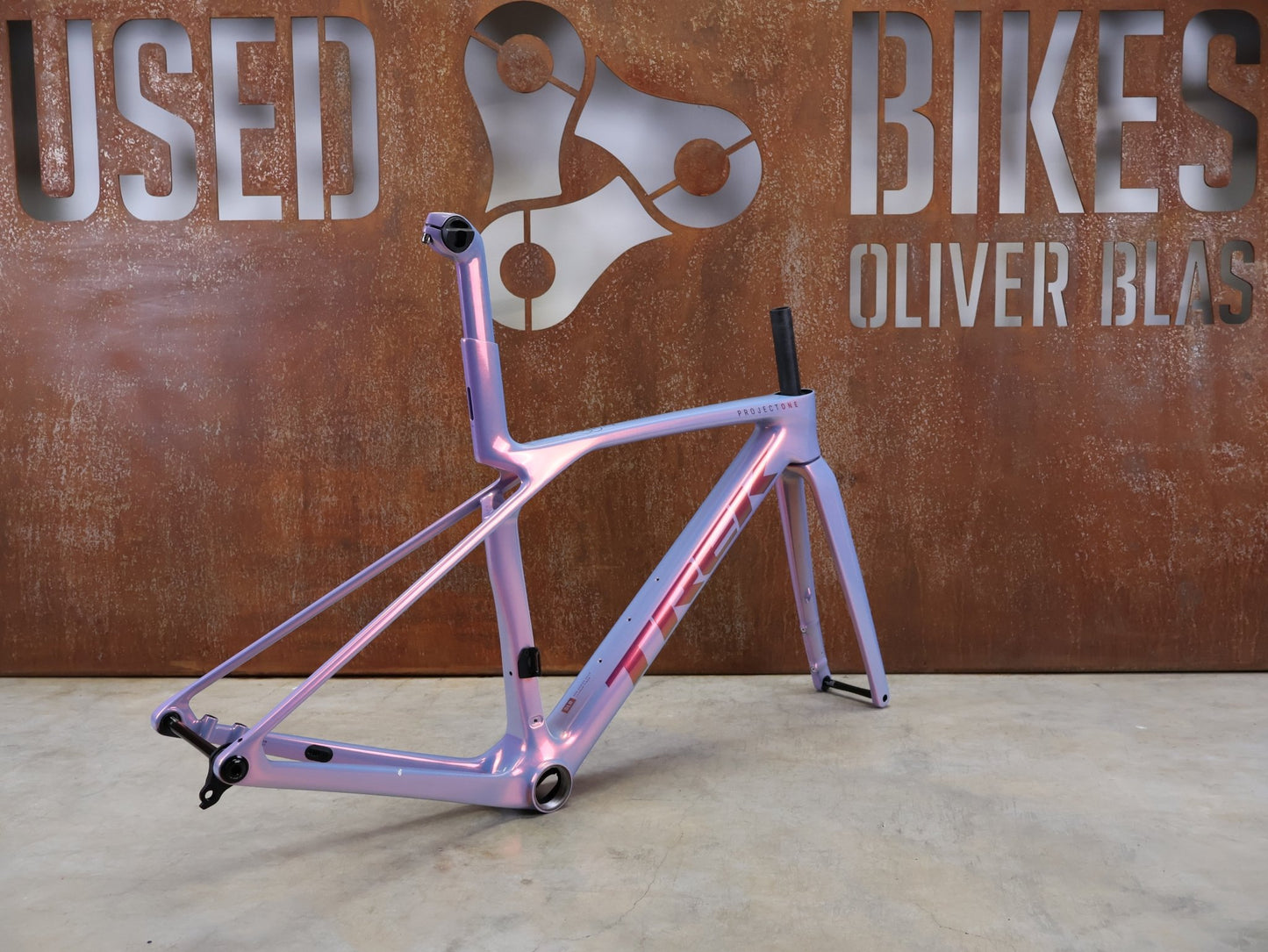 Rennradrahmen von Trek, TREK MADONE SLR GEN 8 CARBON DISC RAHMENSET ICON TÊTE DE LA COURSE XS vor USEDBIKES - OB.DE Hintergrund