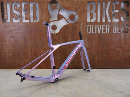 Rennradrahmen von Trek, TREK MADONE SLR GEN 8 CARBON DISC RAHMENSET ICON TÊTE DE LA COURSE XS vor USEDBIKES - OB.DE Hintergrund