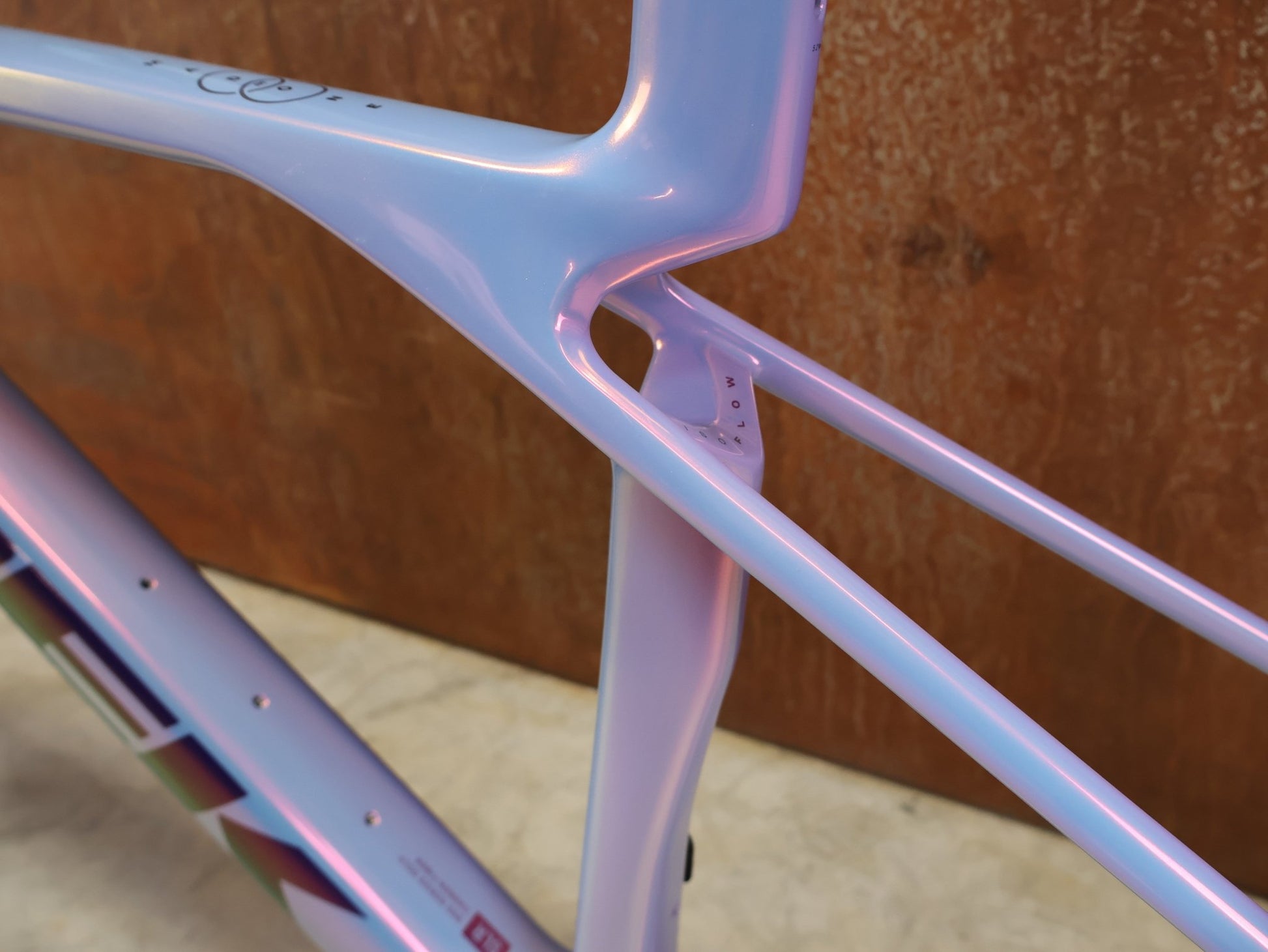 Rennradrahmen von Trek, TREK MADONE SLR GEN 8 CARBON DISC RAHMENSET ICON TÊTE DE LA COURSE XS vor USEDBIKES - OB.DE Hintergrund