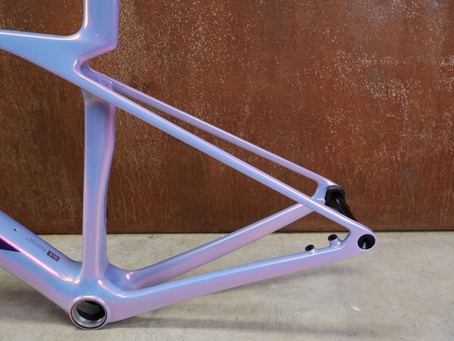 Rennradrahmen von Trek, TREK MADONE SLR GEN 8 CARBON DISC RAHMENSET ICON TÊTE DE LA COURSE XS vor USEDBIKES - OB.DE Hintergrund