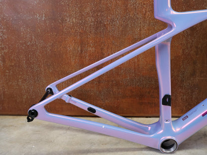 Rennradrahmen von Trek, TREK MADONE SLR GEN 8 CARBON DISC RAHMENSET ICON TÊTE DE LA COURSE XS vor USEDBIKES - OB.DE Hintergrund