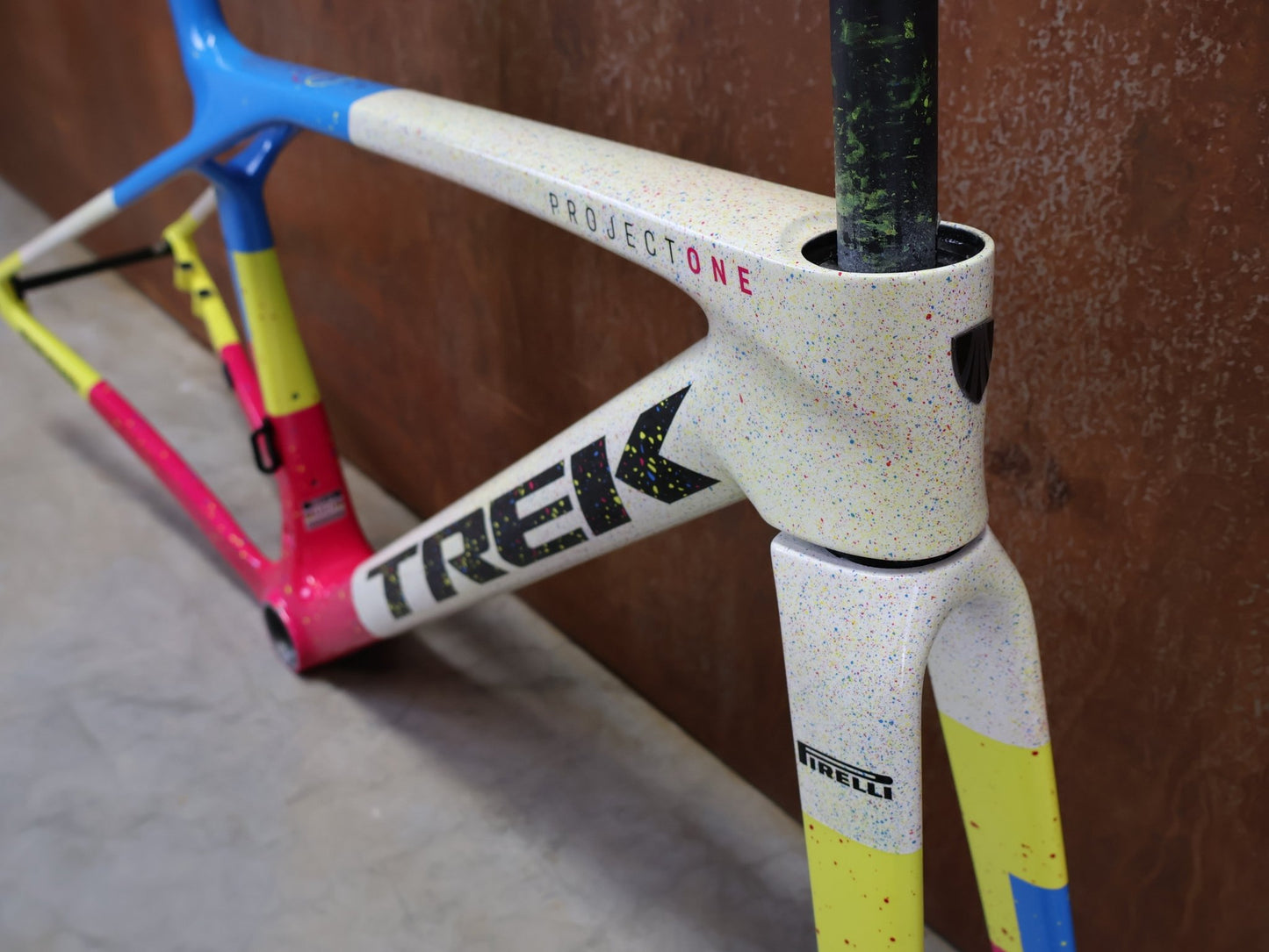 Rennradrahmen von Trek, TREK MADONE SLR GEN 8 CARBON DISC RAHMENSET ICON UNTITLED NO. 25 XS vor USEDBIKES - OB.DE Hintergrund