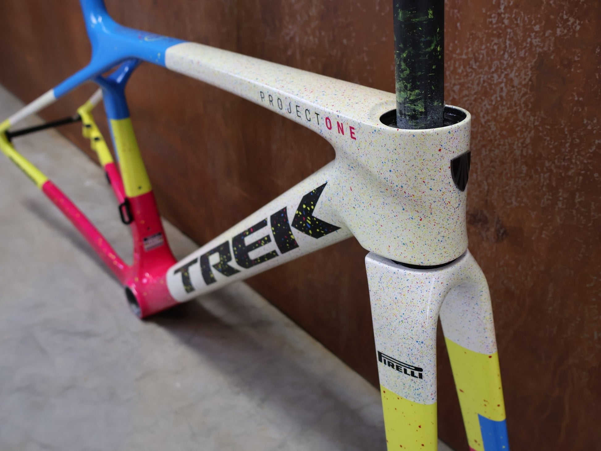 Rennradrahmen von Trek, TREK MADONE SLR GEN 8 CARBON DISC RAHMENSET ICON UNTITLED NO. 25 XS vor USEDBIKES - OB.DE Hintergrund