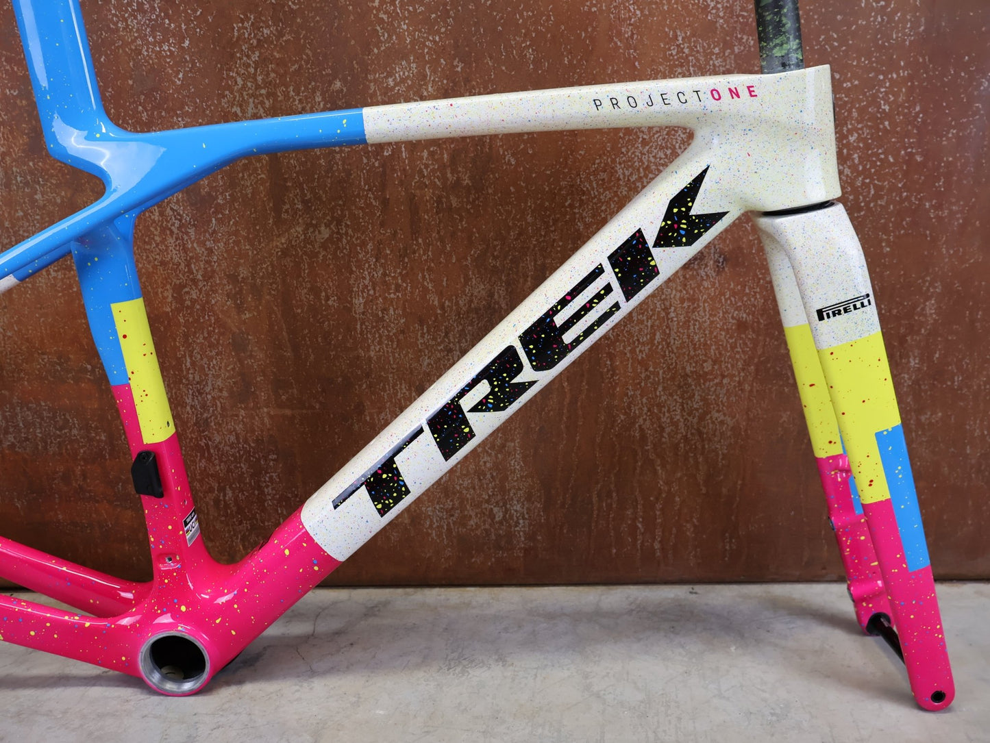 Rennradrahmen von Trek, TREK MADONE SLR GEN 8 CARBON DISC RAHMENSET ICON UNTITLED NO. 25 XS vor USEDBIKES - OB.DE Hintergrund