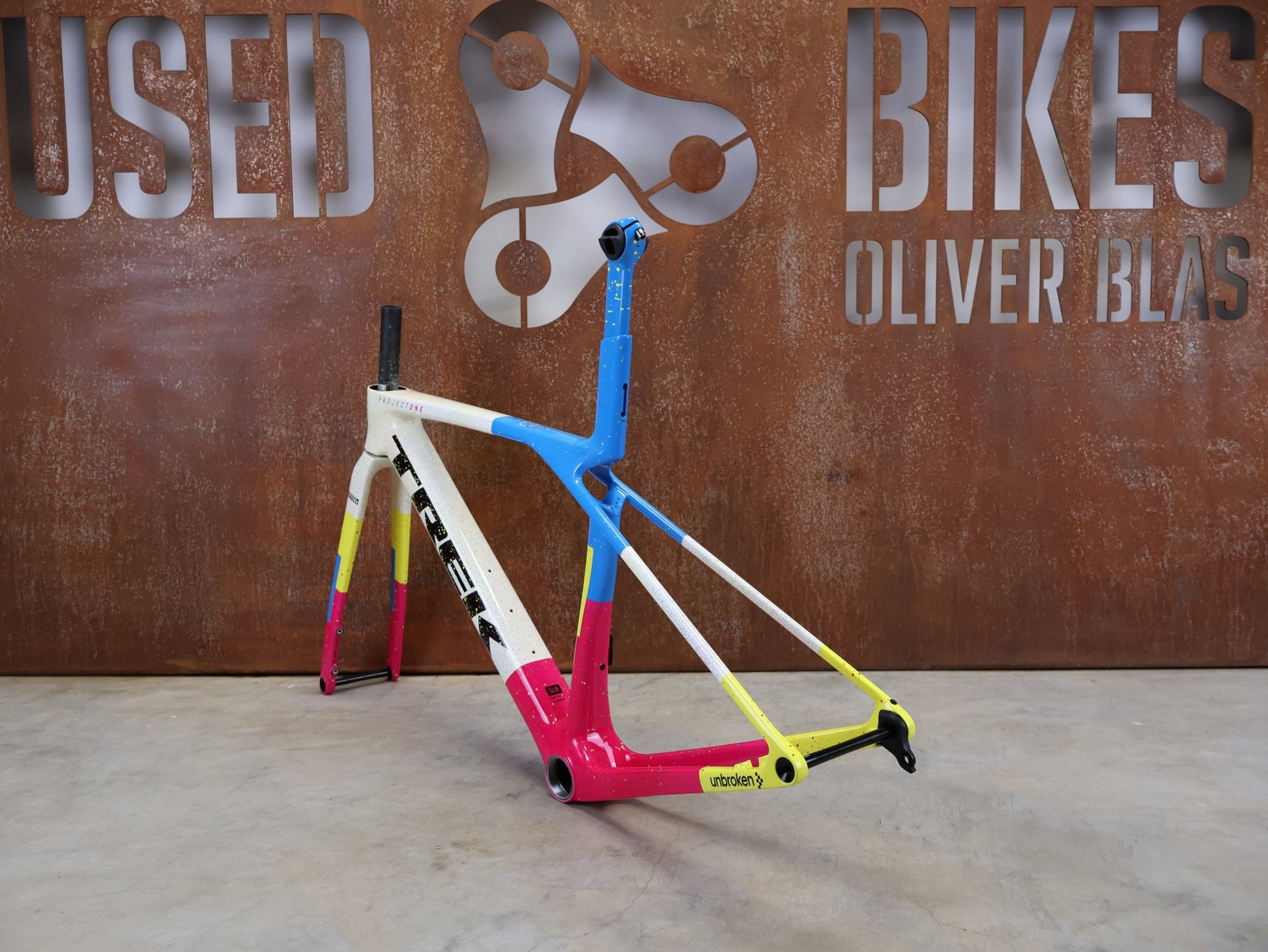 Rennradrahmen von Trek, TREK MADONE SLR GEN 8 CARBON DISC RAHMENSET ICON UNTITLED NO. 25 XS vor USEDBIKES - OB.DE Hintergrund