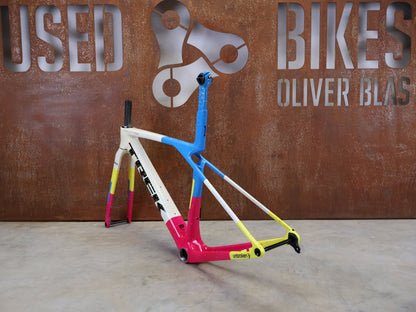 Rennradrahmen von Trek, TREK MADONE SLR GEN 8 CARBON DISC RAHMENSET ICON UNTITLED NO. 25 XS vor USEDBIKES - OB.DE Hintergrund