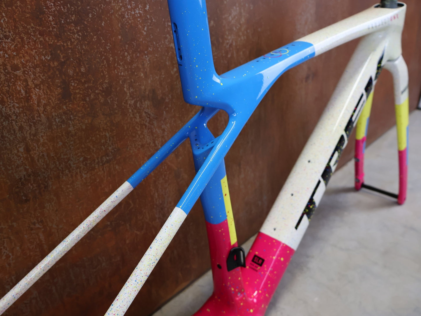 Rennradrahmen von Trek, TREK MADONE SLR GEN 8 CARBON DISC RAHMENSET ICON UNTITLED NO. 25 XS vor USEDBIKES - OB.DE Hintergrund