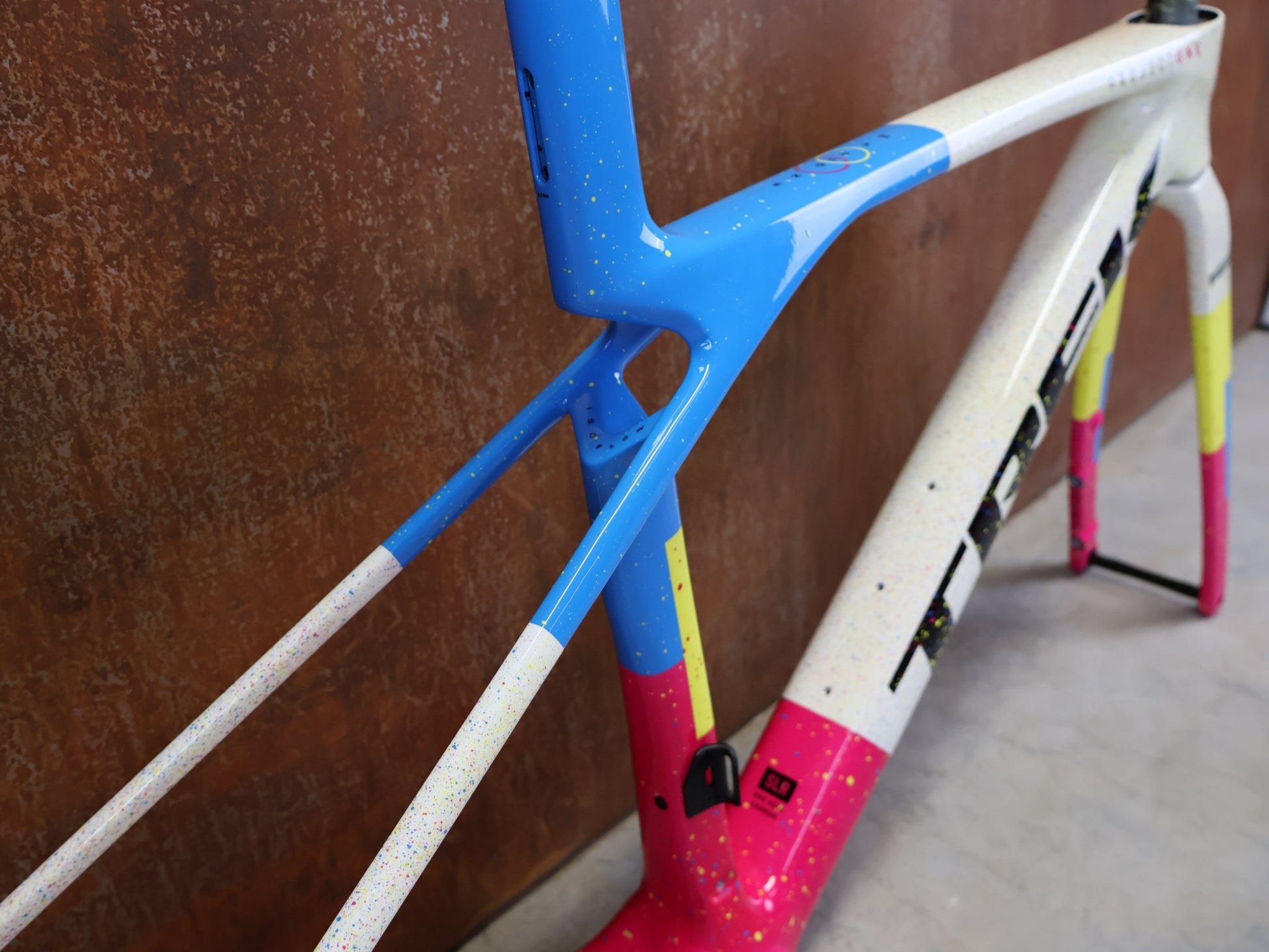 Rennradrahmen von Trek, TREK MADONE SLR GEN 8 CARBON DISC RAHMENSET ICON UNTITLED NO. 25 XS vor USEDBIKES - OB.DE Hintergrund