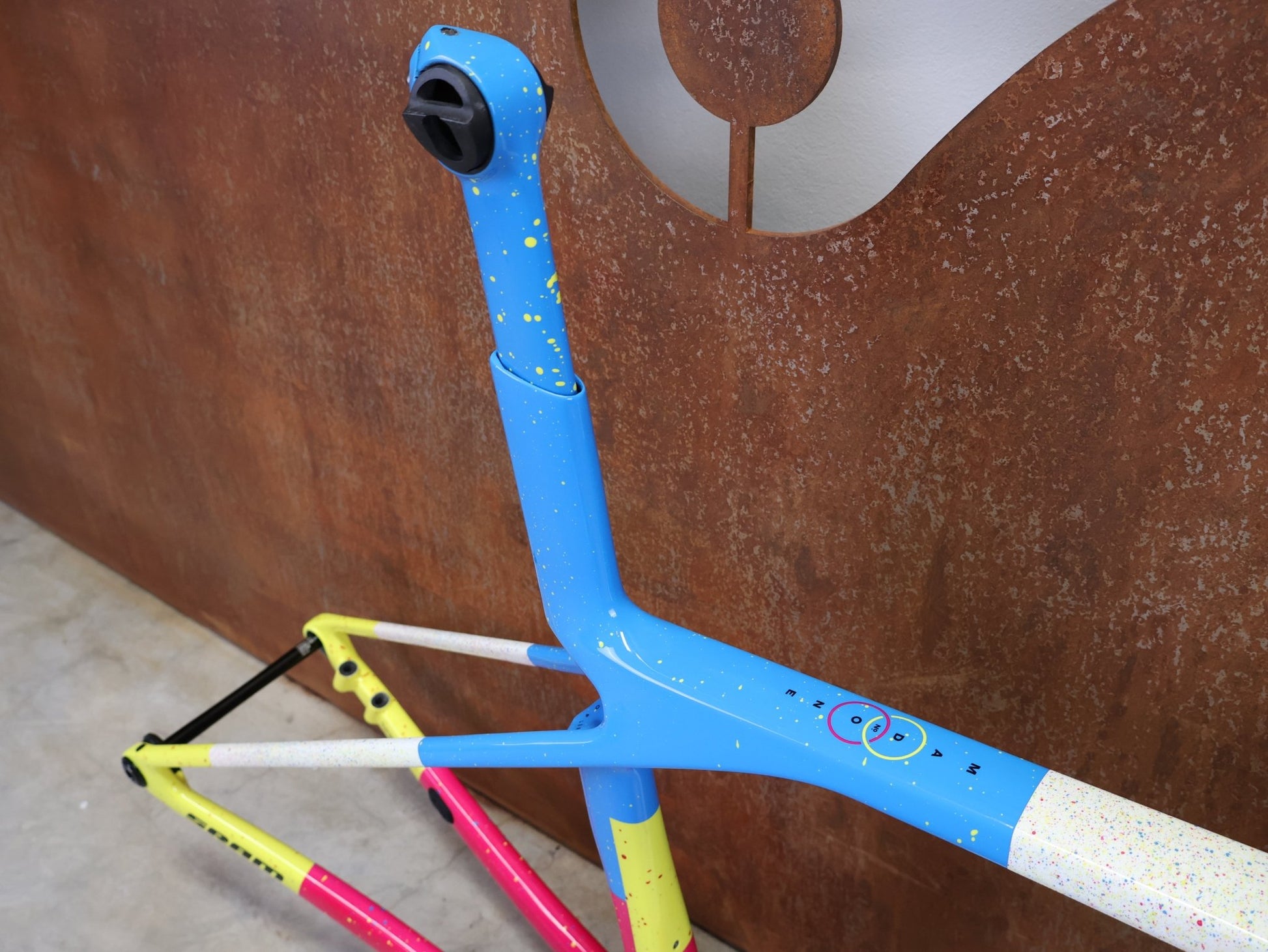 Rennradrahmen von Trek, TREK MADONE SLR GEN 8 CARBON DISC RAHMENSET ICON UNTITLED NO. 25 XS vor USEDBIKES - OB.DE Hintergrund