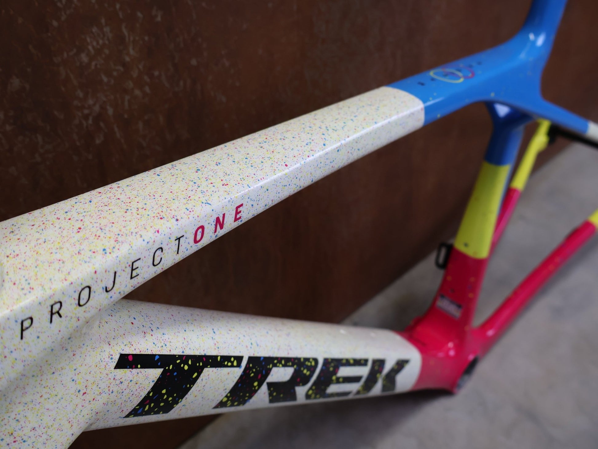 Rennradrahmen von Trek, TREK MADONE SLR GEN 8 CARBON DISC RAHMENSET ICON UNTITLED NO. 25 XS vor USEDBIKES - OB.DE Hintergrund