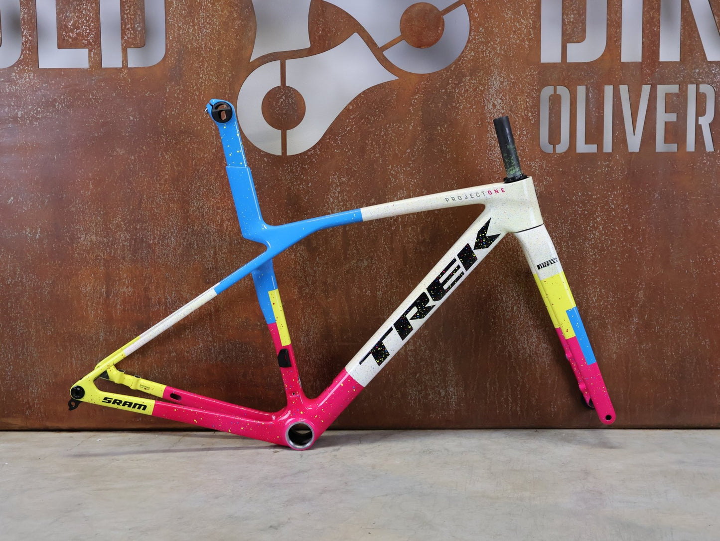 Rennradrahmen von Trek, TREK MADONE SLR GEN 8 CARBON DISC RAHMENSET ICON UNTITLED NO. 25 XS vor USEDBIKES - OB.DE Hintergrund