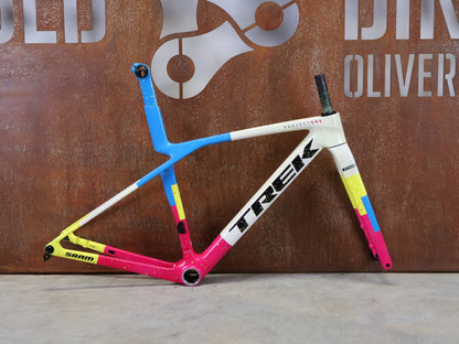 Rennradrahmen von Trek, TREK MADONE SLR GEN 8 CARBON DISC RAHMENSET ICON UNTITLED NO. 25 XS vor USEDBIKES - OB.DE Hintergrund
