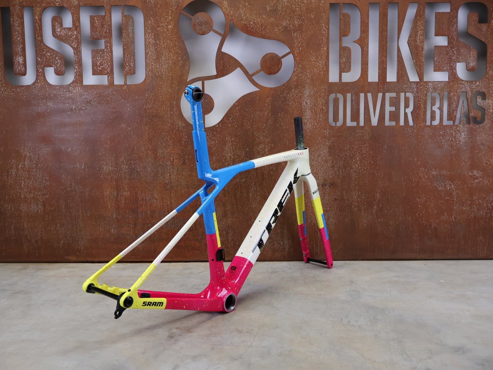 Rennradrahmen von Trek, TREK MADONE SLR GEN 8 CARBON DISC RAHMENSET ICON UNTITLED NO. 25 XS vor USEDBIKES - OB.DE Hintergrund