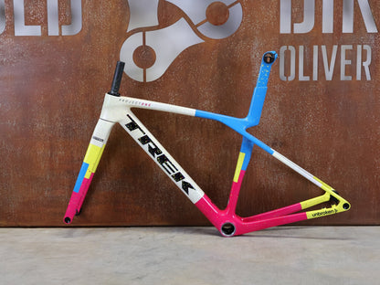 Rennradrahmen von Trek, TREK MADONE SLR GEN 8 CARBON DISC RAHMENSET ICON UNTITLED NO. 25 XS vor USEDBIKES - OB.DE Hintergrund