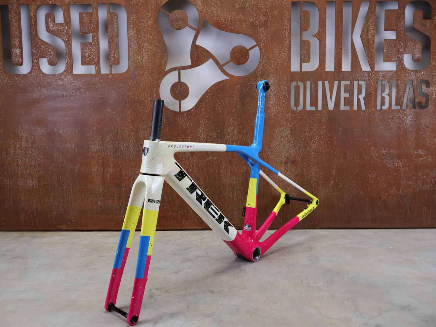 Rennradrahmen von Trek, TREK MADONE SLR GEN 8 CARBON DISC RAHMENSET ICON UNTITLED NO. 25 XS vor USEDBIKES - OB.DE Hintergrund