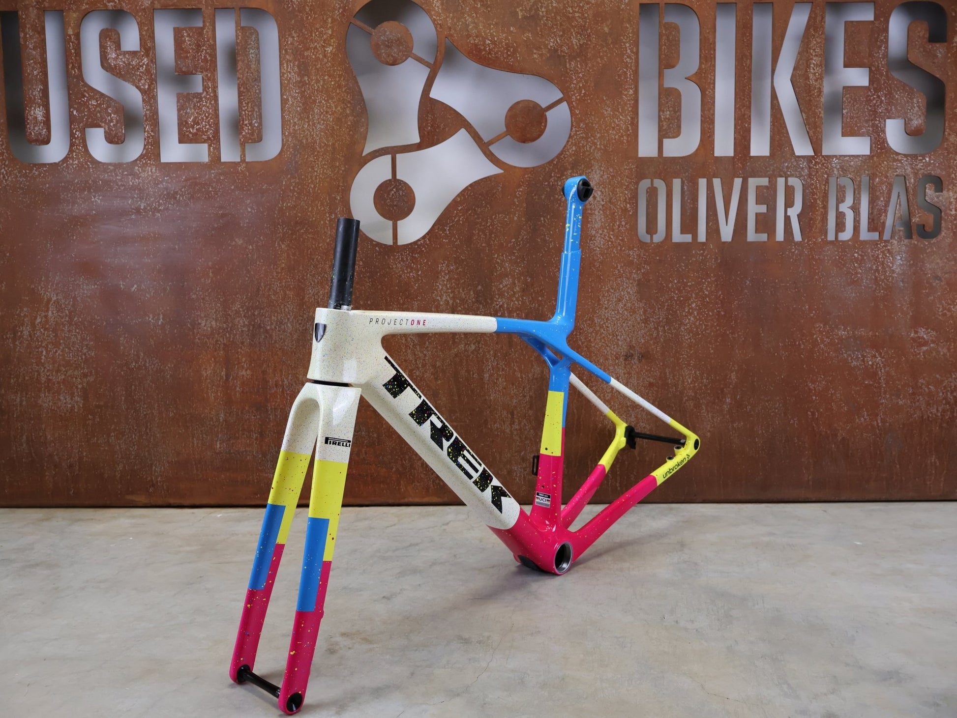 Rennradrahmen von Trek, TREK MADONE SLR GEN 8 CARBON DISC RAHMENSET ICON UNTITLED NO. 25 XS vor USEDBIKES - OB.DE Hintergrund