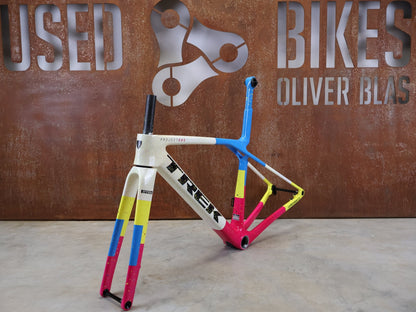 Rennradrahmen von Trek, TREK MADONE SLR GEN 8 CARBON DISC RAHMENSET ICON UNTITLED NO. 25 XS vor USEDBIKES - OB.DE Hintergrund