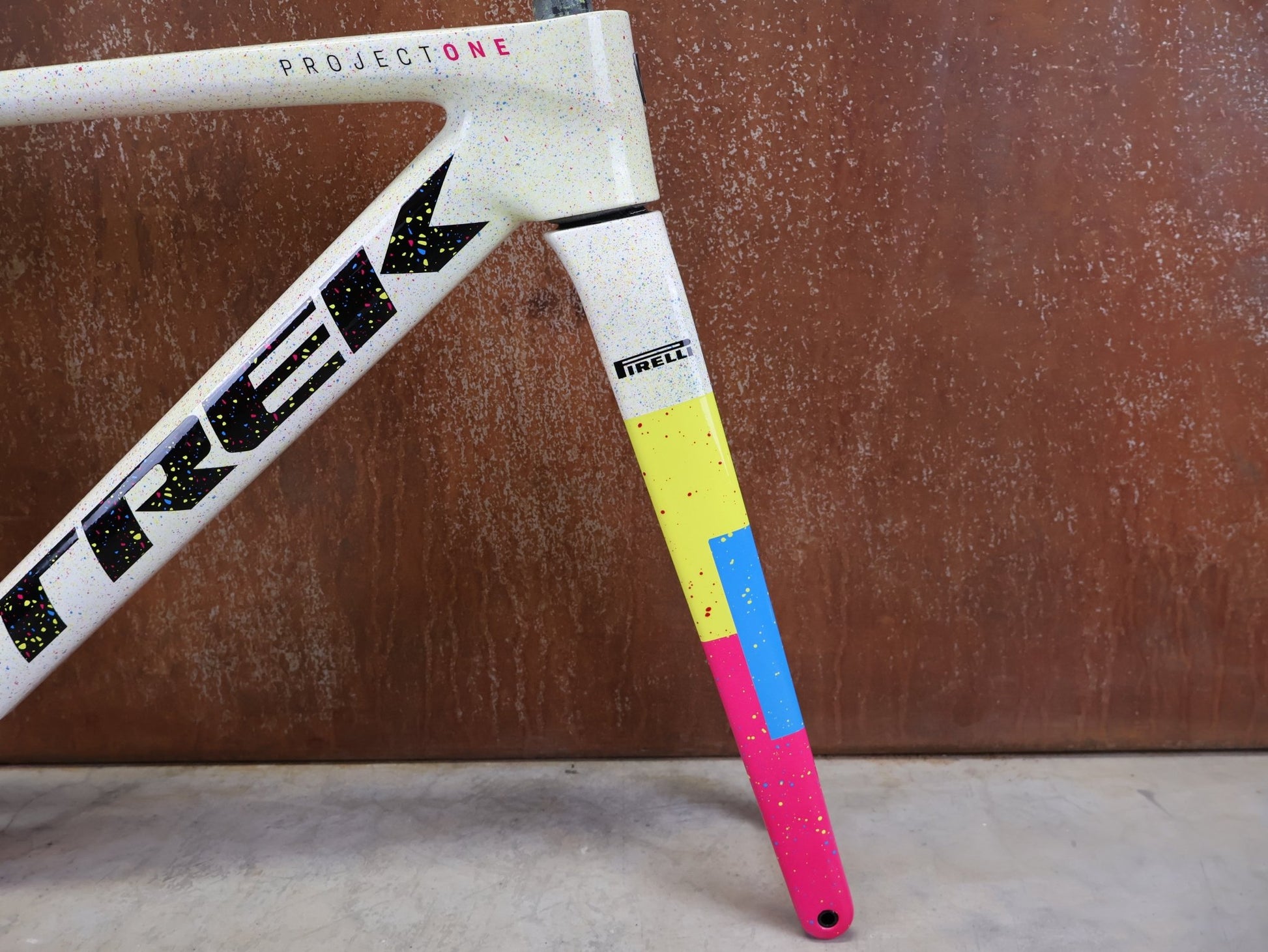 Rennradrahmen von Trek, TREK MADONE SLR GEN 8 CARBON DISC RAHMENSET ICON UNTITLED NO. 25 XS vor USEDBIKES - OB.DE Hintergrund