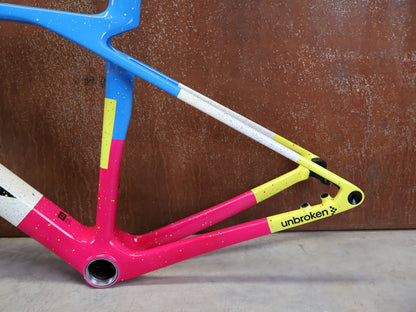 Rennradrahmen von Trek, TREK MADONE SLR GEN 8 CARBON DISC RAHMENSET ICON UNTITLED NO. 25 XS vor USEDBIKES - OB.DE Hintergrund