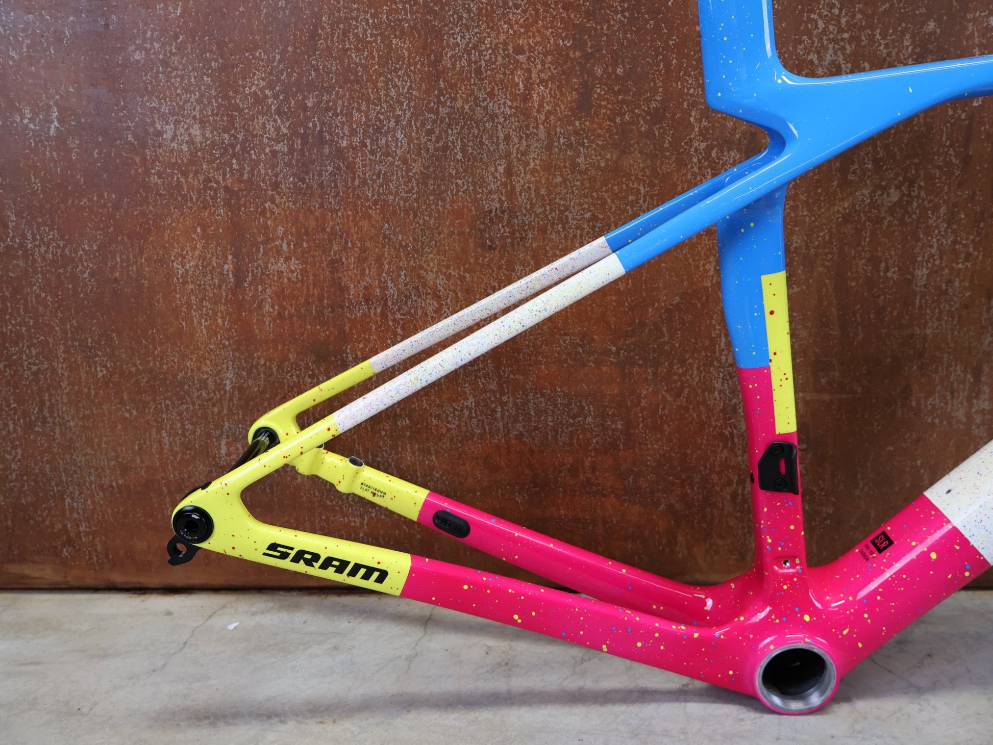 Rennradrahmen von Trek, TREK MADONE SLR GEN 8 CARBON DISC RAHMENSET ICON UNTITLED NO. 25 XS vor USEDBIKES - OB.DE Hintergrund