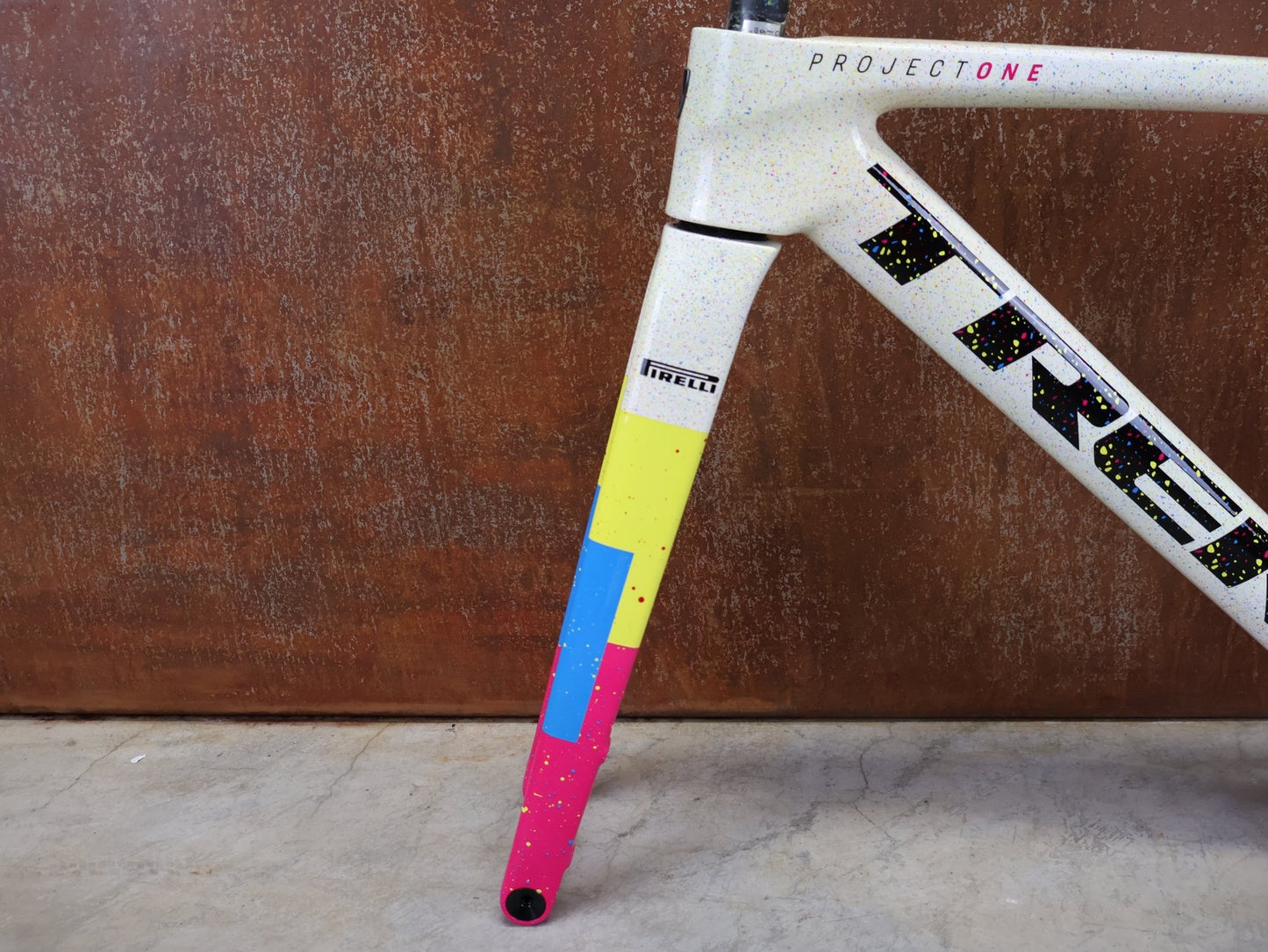 Rennradrahmen von Trek, TREK MADONE SLR GEN 8 CARBON DISC RAHMENSET ICON UNTITLED NO. 25 XS vor USEDBIKES - OB.DE Hintergrund