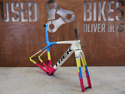 Rennradrahmen von Trek, TREK MADONE SLR GEN 8 CARBON DISC RAHMENSET ICON UNTITLED NO. 25 XS vor USEDBIKES - OB.DE Hintergrund