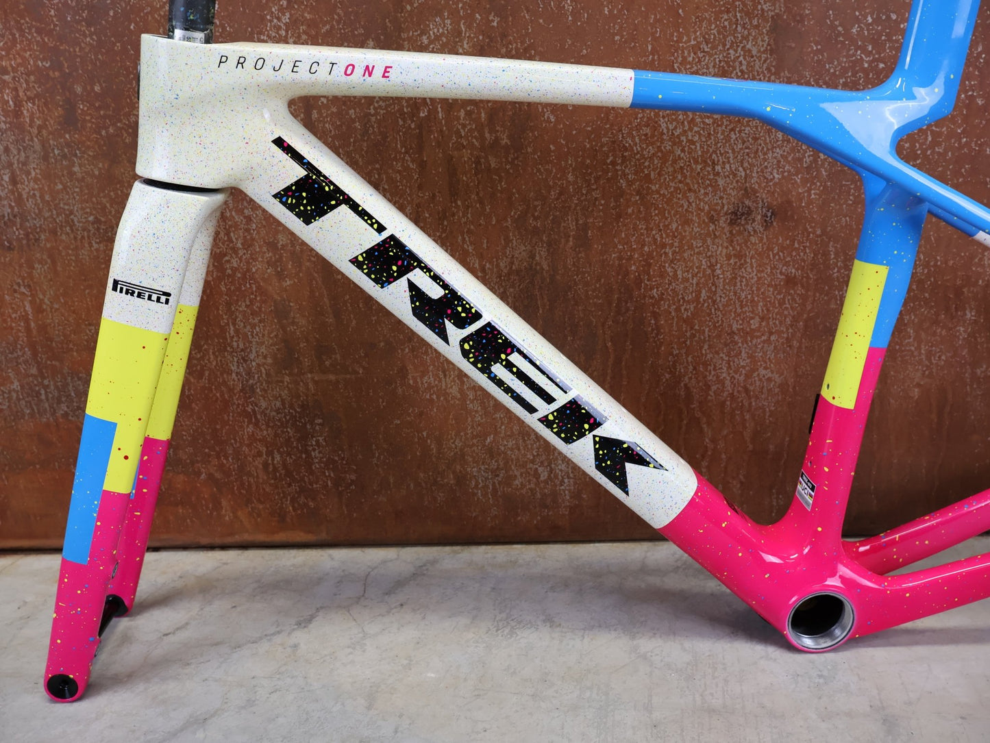 Rennradrahmen von Trek, TREK MADONE SLR GEN 8 CARBON DISC RAHMENSET ICON UNTITLED NO. 25 XS vor USEDBIKES - OB.DE Hintergrund