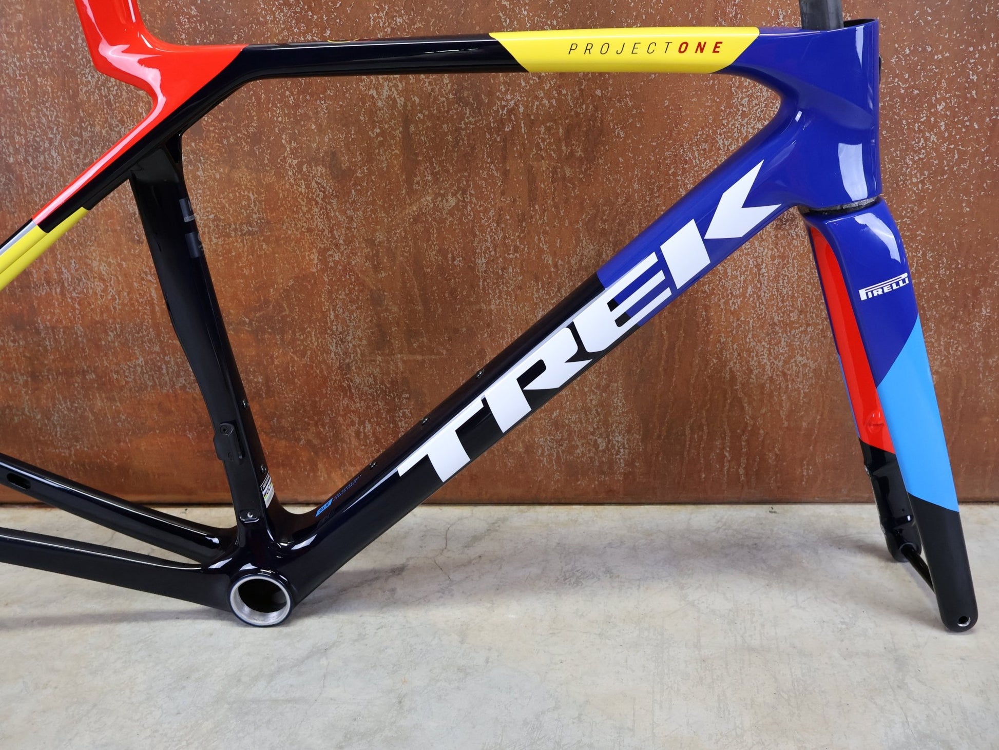 Rennradrahmen von Trek, TREK MADONE SLR GEN 8 CARBON DISC RAHMENSET NAVY SMOKE M vor USEDBIKES - OB.DE Hintergrund