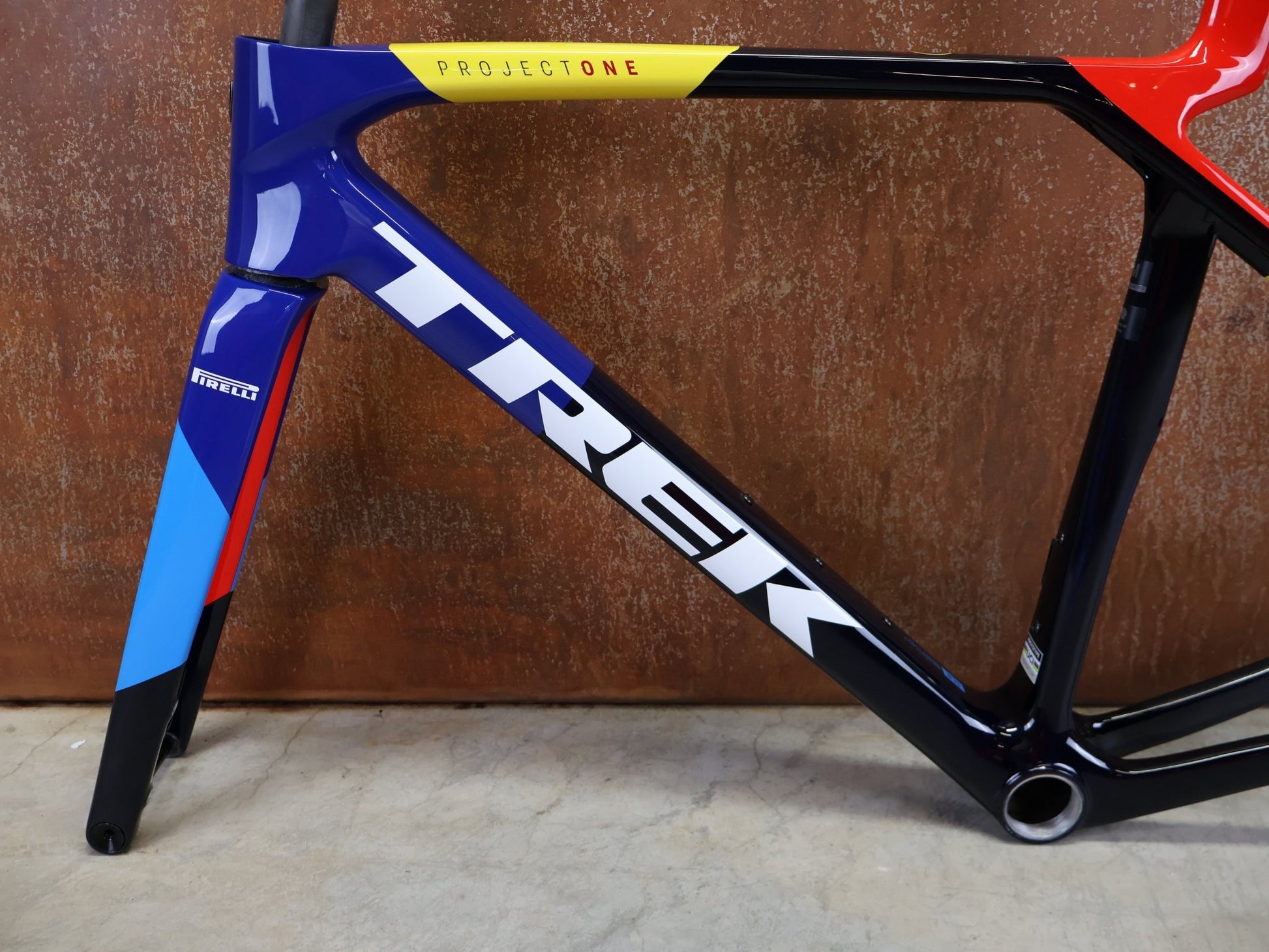 Rennradrahmen von Trek, TREK MADONE SLR GEN 8 CARBON DISC RAHMENSET NAVY SMOKE M vor USEDBIKES - OB.DE Hintergrund