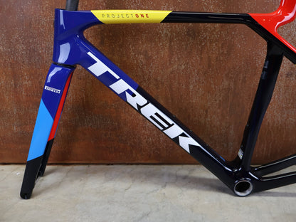 Rennradrahmen von Trek, TREK MADONE SLR GEN 8 CARBON DISC RAHMENSET NAVY SMOKE M vor USEDBIKES - OB.DE Hintergrund