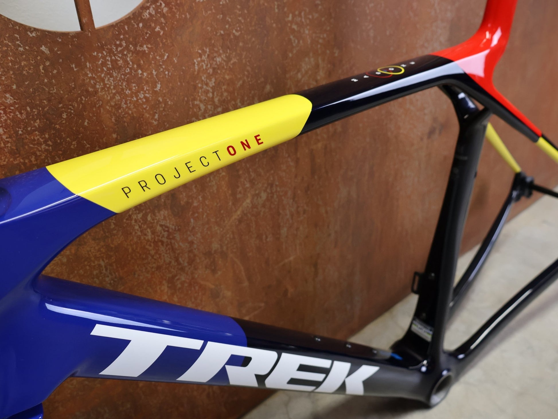 Rennradrahmen von Trek, TREK MADONE SLR GEN 8 CARBON DISC RAHMENSET NAVY SMOKE M vor USEDBIKES - OB.DE Hintergrund