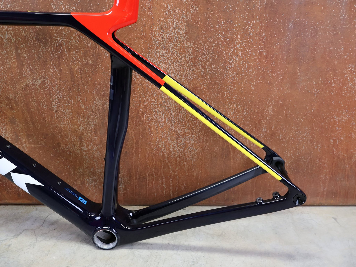 Rennradrahmen von Trek, TREK MADONE SLR GEN 8 CARBON DISC RAHMENSET NAVY SMOKE M vor USEDBIKES - OB.DE Hintergrund