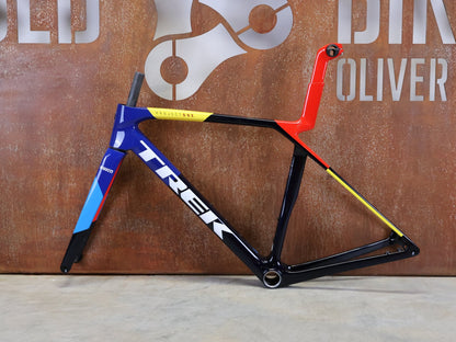 Rennradrahmen von Trek, TREK MADONE SLR GEN 8 CARBON DISC RAHMENSET NAVY SMOKE M vor USEDBIKES - OB.DE Hintergrund