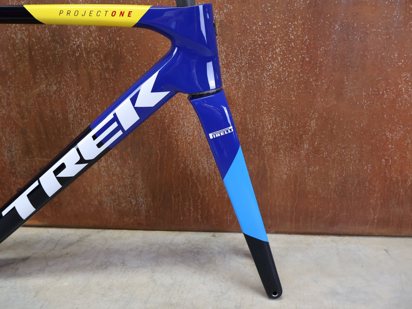 Rennradrahmen von Trek, TREK MADONE SLR GEN 8 CARBON DISC RAHMENSET NAVY SMOKE M vor USEDBIKES - OB.DE Hintergrund