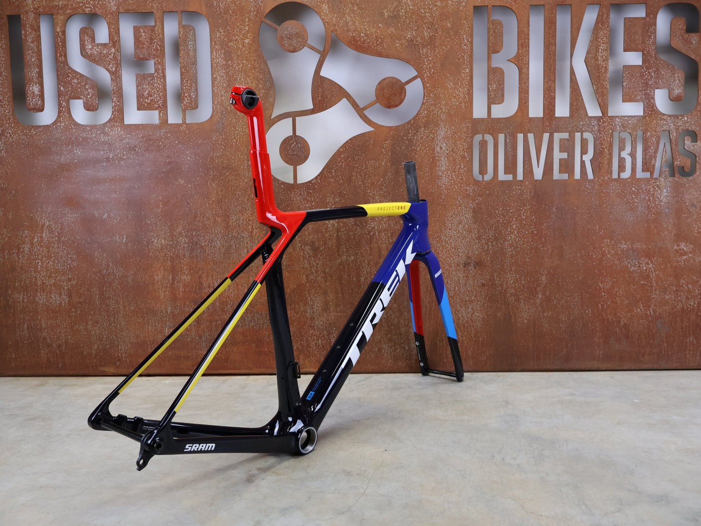 Rennradrahmen von Trek, TREK MADONE SLR GEN 8 CARBON DISC RAHMENSET NAVY SMOKE M vor USEDBIKES - OB.DE Hintergrund