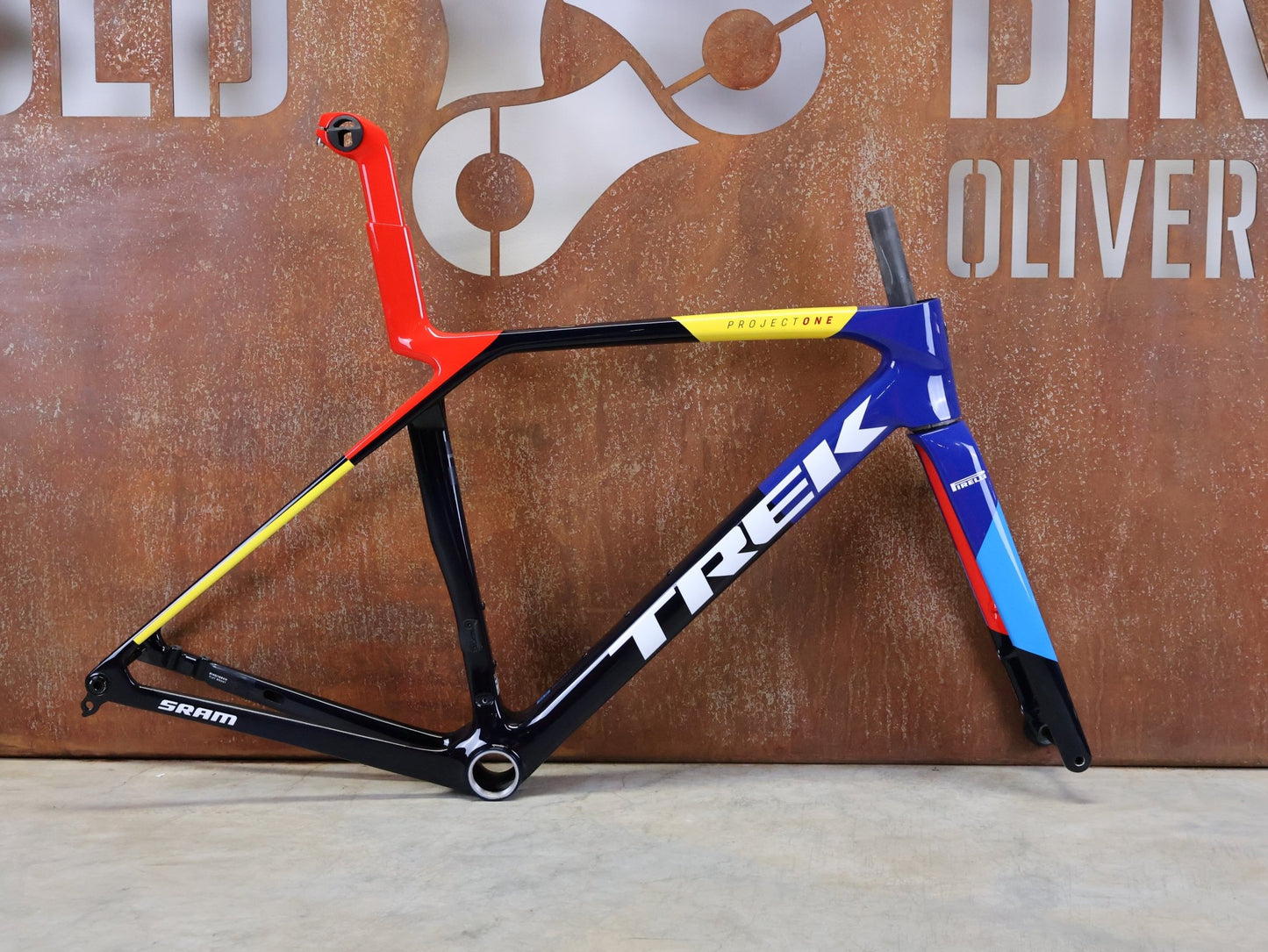 Rennradrahmen von Trek, TREK MADONE SLR GEN 8 CARBON DISC RAHMENSET NAVY SMOKE M vor USEDBIKES - OB.DE Hintergrund