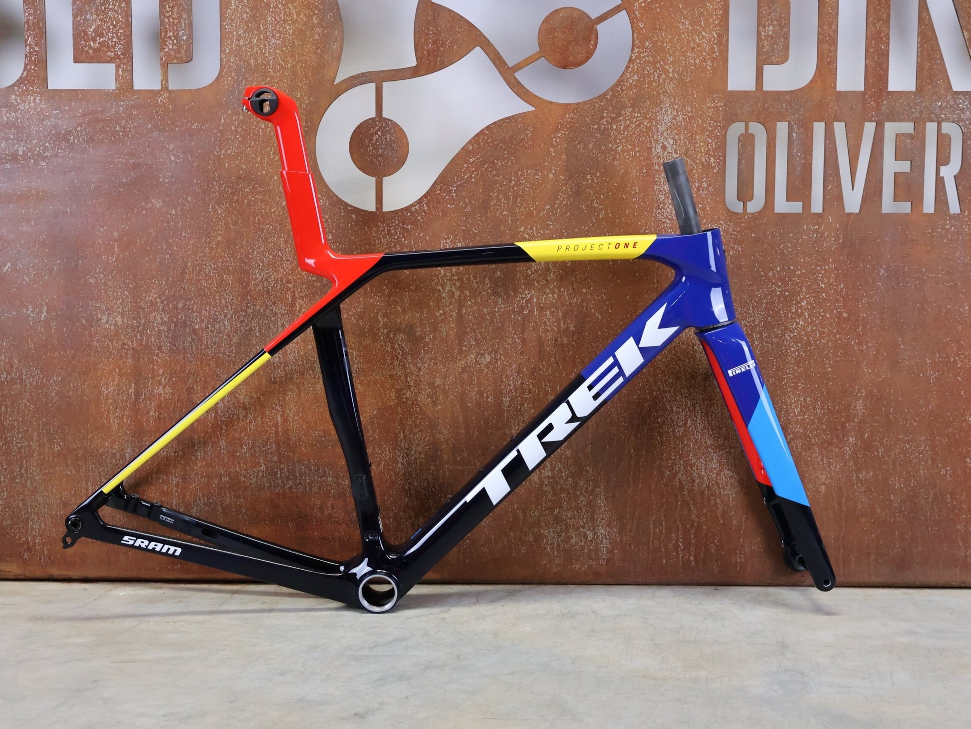 Rennradrahmen von Trek, TREK MADONE SLR GEN 8 CARBON DISC RAHMENSET NAVY SMOKE M vor USEDBIKES - OB.DE Hintergrund