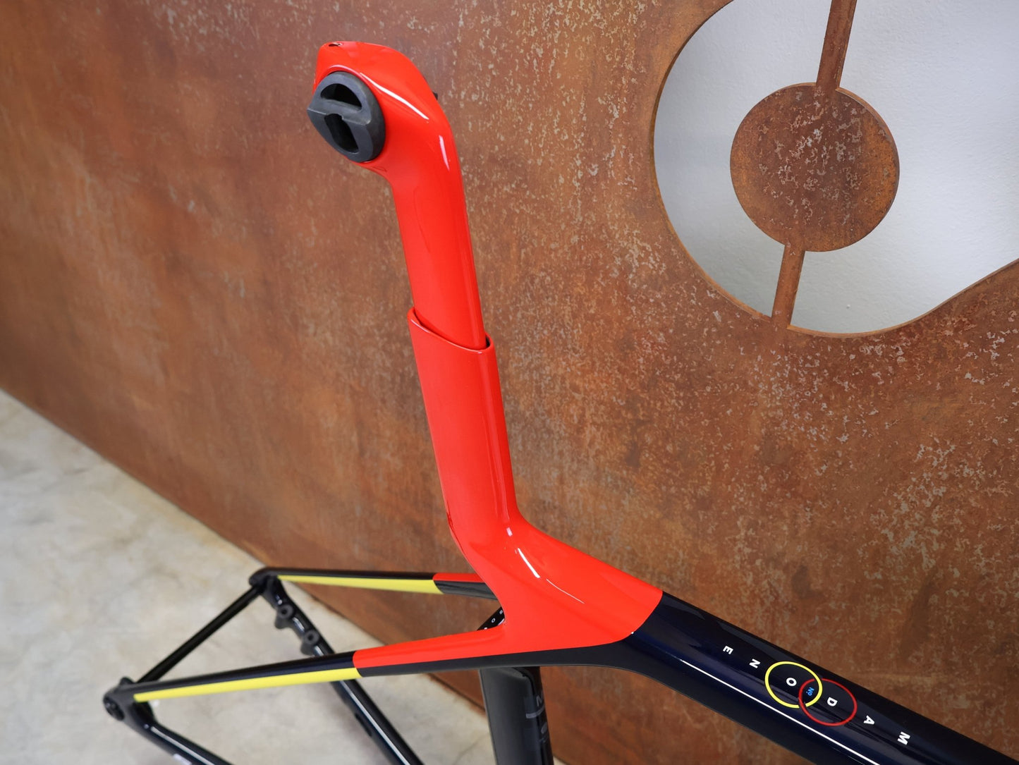 Rennradrahmen von Trek, TREK MADONE SLR GEN 8 CARBON DISC RAHMENSET NAVY SMOKE M vor USEDBIKES - OB.DE Hintergrund