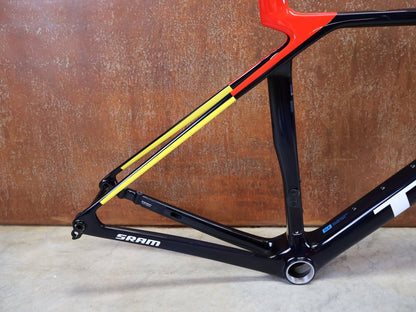 Rennradrahmen von Trek, TREK MADONE SLR GEN 8 CARBON DISC RAHMENSET NAVY SMOKE M vor USEDBIKES - OB.DE Hintergrund