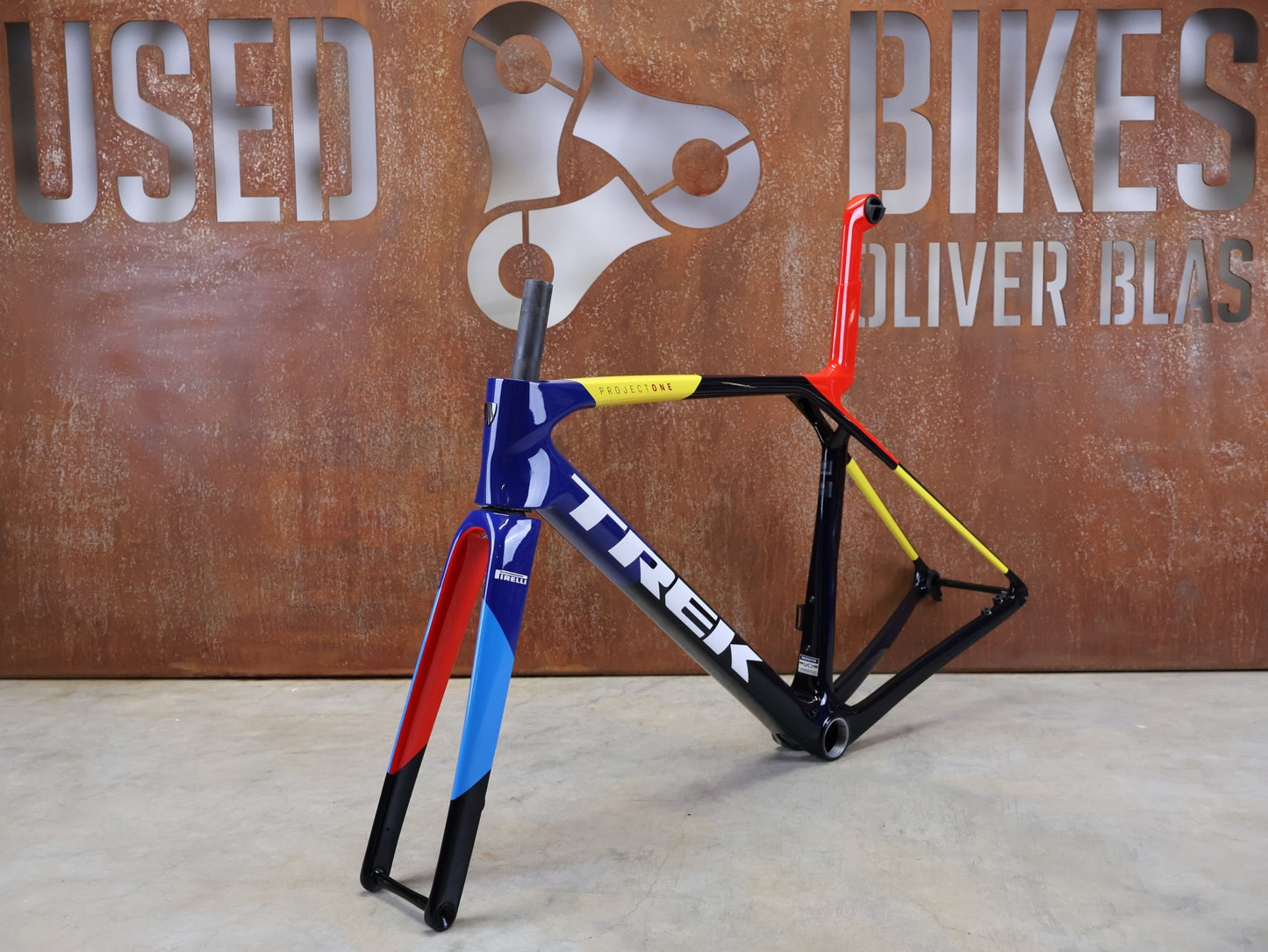 Rennradrahmen von Trek, TREK MADONE SLR GEN 8 CARBON DISC RAHMENSET NAVY SMOKE M vor USEDBIKES - OB.DE Hintergrund