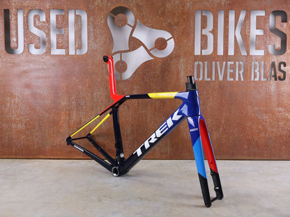 Rennradrahmen von Trek, TREK MADONE SLR GEN 8 CARBON DISC RAHMENSET NAVY SMOKE S vor USEDBIKES - OB.DE Hintergrund