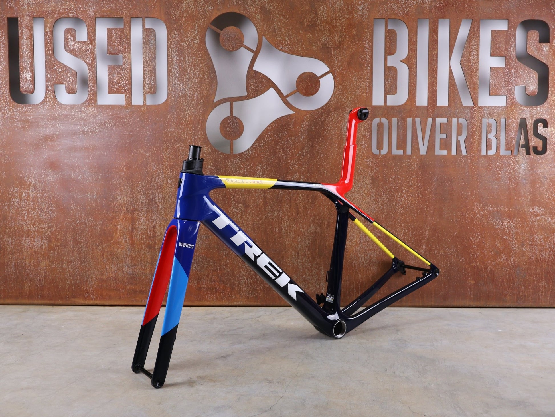 Rennradrahmen von Trek, TREK MADONE SLR GEN 8 CARBON DISC RAHMENSET NAVY SMOKE S vor USEDBIKES - OB.DE Hintergrund