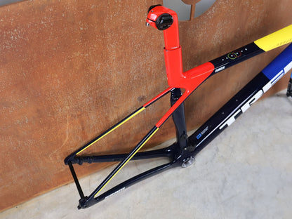 Rennradrahmen von Trek, TREK MADONE SLR GEN 8 CARBON DISC RAHMENSET NAVY SMOKE S vor USEDBIKES - OB.DE Hintergrund