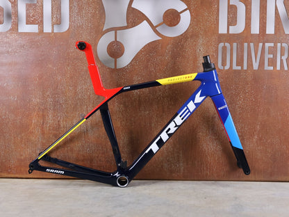 Rennradrahmen von Trek, TREK MADONE SLR GEN 8 CARBON DISC RAHMENSET NAVY SMOKE S vor USEDBIKES - OB.DE Hintergrund